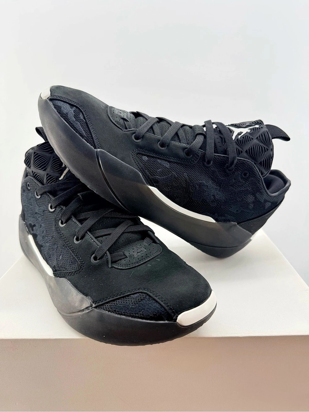 Jordan 39 Lumiere size 10.5M